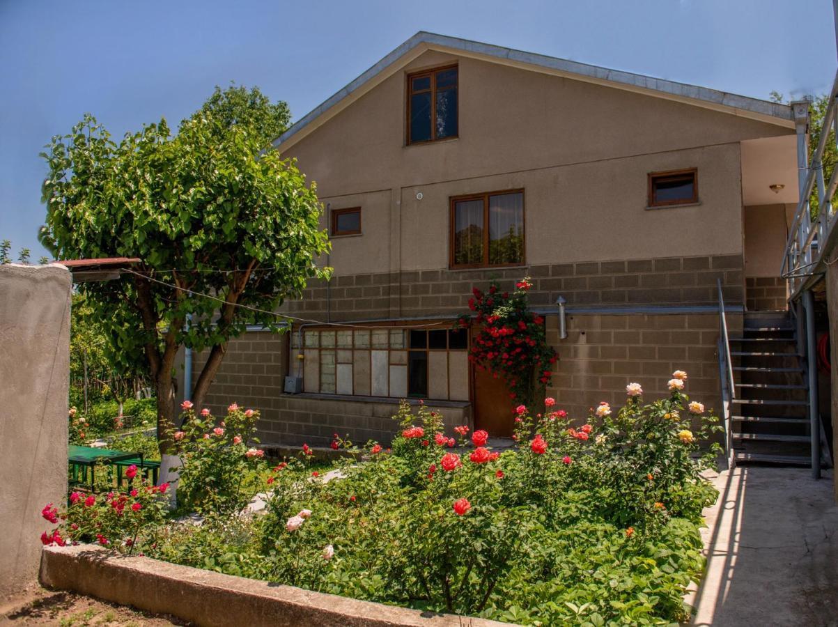 Hayi Tun Guest House Goris Buitenkant foto