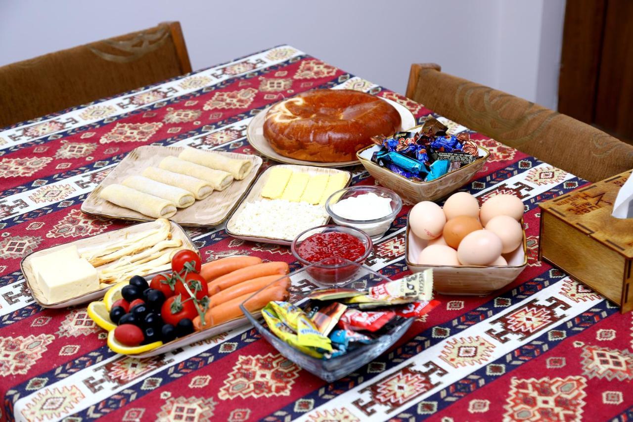 Hayi Tun Guest House Goris Buitenkant foto