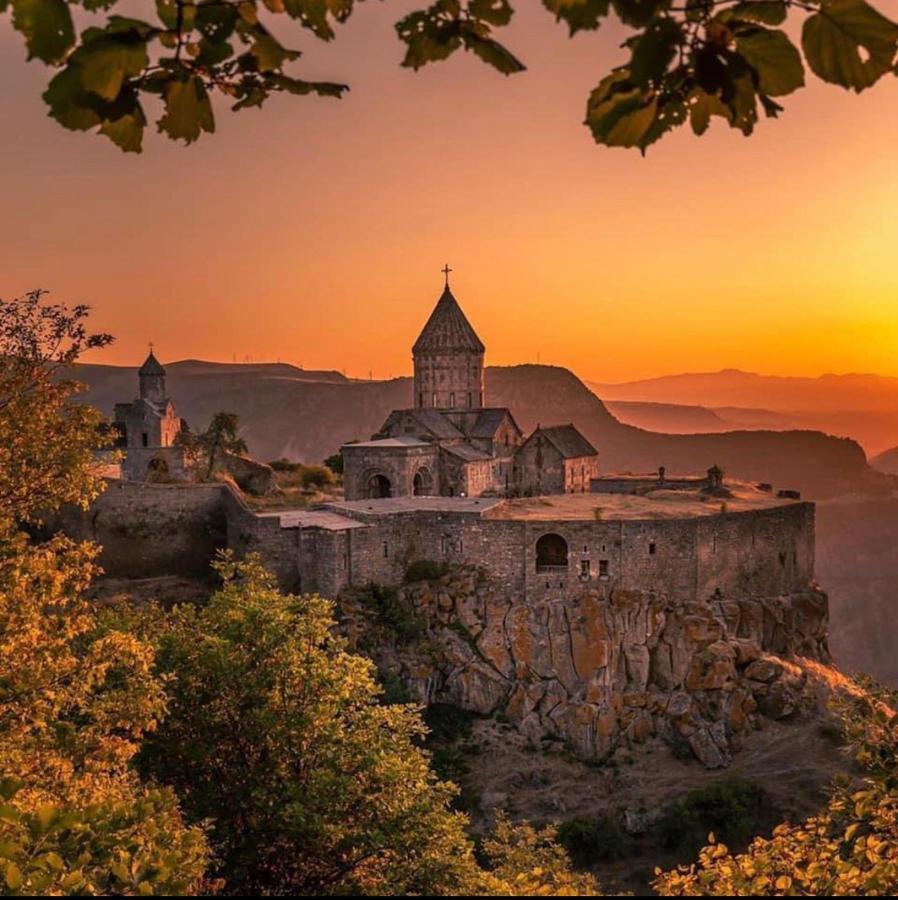 Hayi Tun Guest House Goris Buitenkant foto