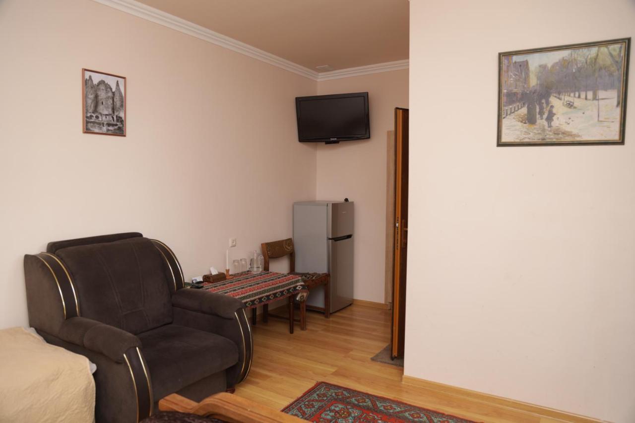 Hayi Tun Guest House Goris Buitenkant foto