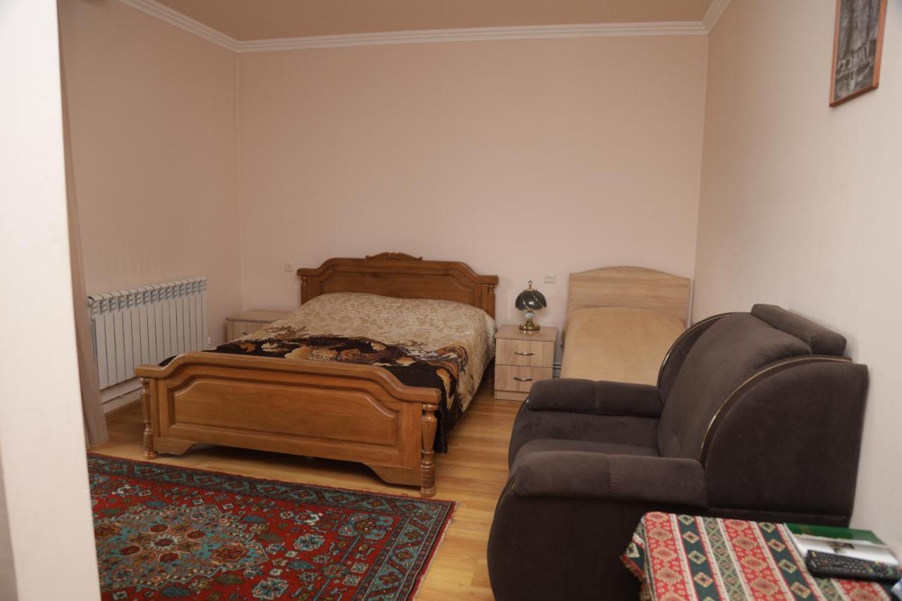 Hayi Tun Guest House Goris Buitenkant foto