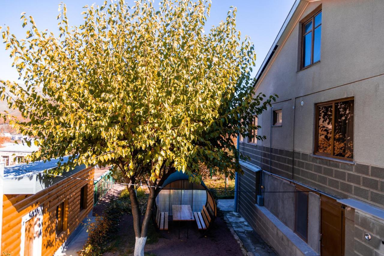 Hayi Tun Guest House Goris Buitenkant foto