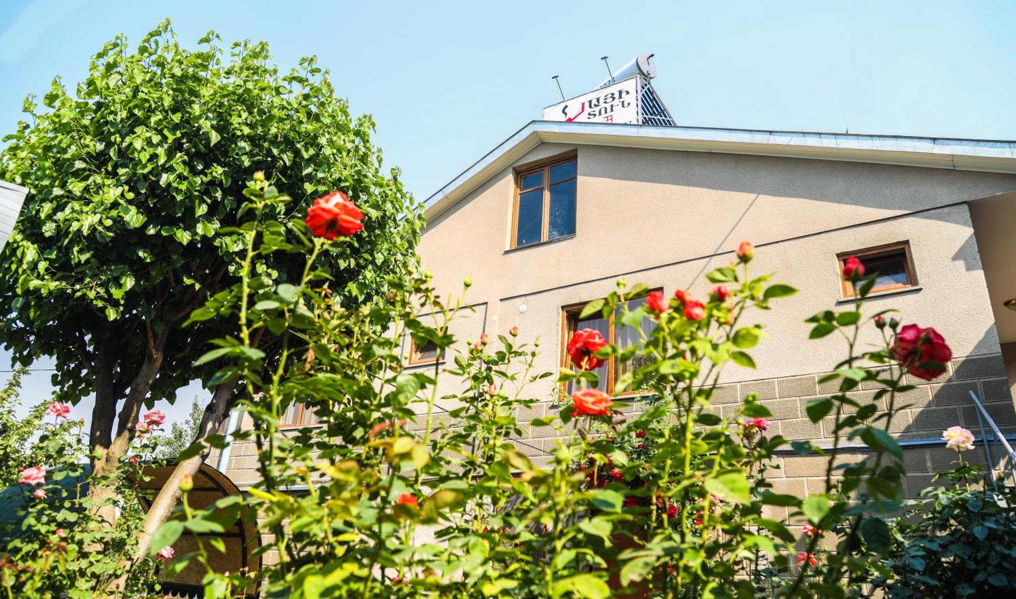 Hayi Tun Guest House Goris Buitenkant foto