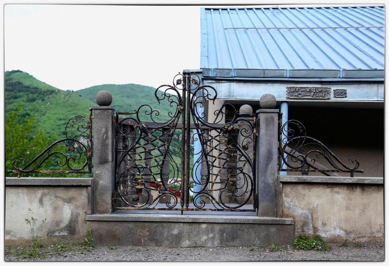 Hayi Tun Guest House Goris Buitenkant foto